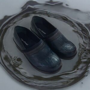 Easy Street Womens Origin Clogs 7.5 Shoes Blue Leather Floral Slip Resistant